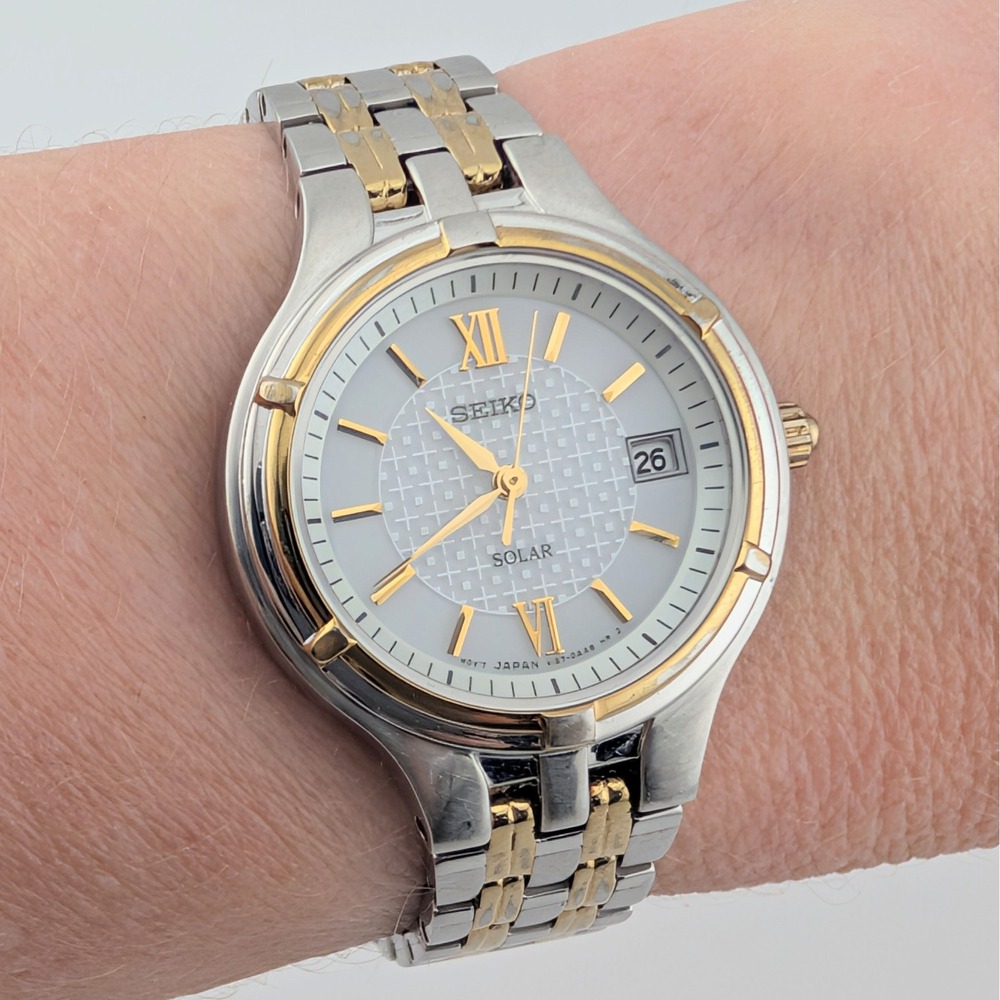 Seiko Solar V187-0AA0 Two Tone Textured Dial Minute Track Watch - Picture 3 of 11